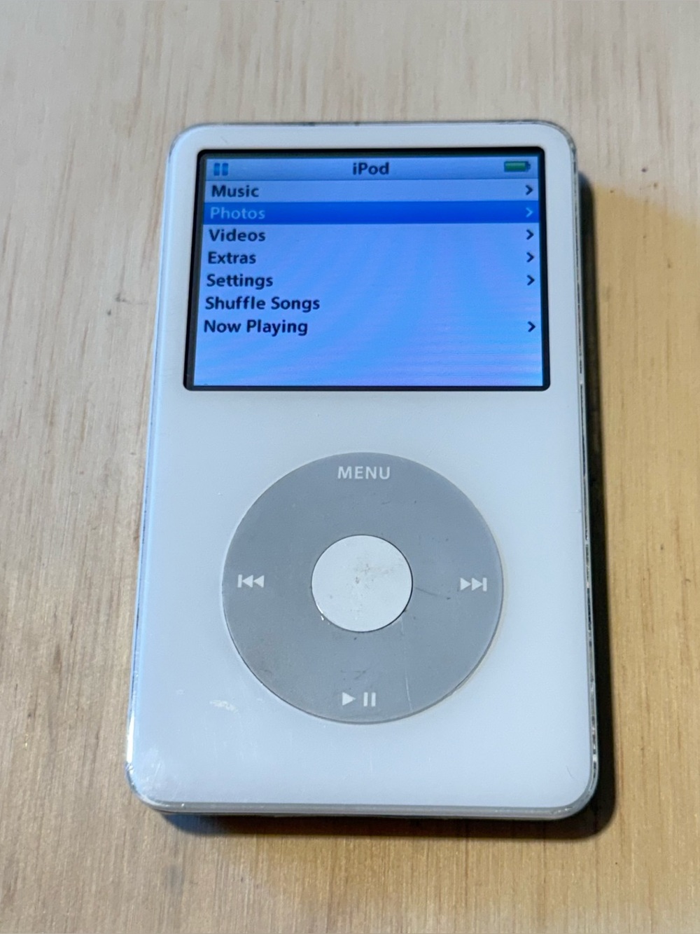 Apple iPod 5th Gen 30GB White Model:A1136 BAD BATTERY Read w/Charg Read Info Blw
